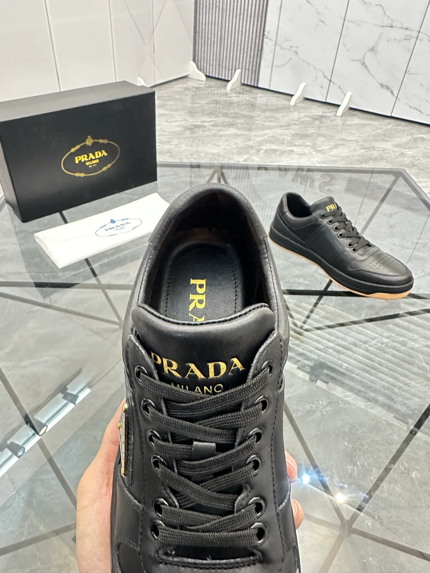 Men's shoes: 💰P400¥ Product trademark: Prada *"Prada*" low-top casual shoes Regular size: 38-44 (can be customized to 45) Product materials: imported cowhide upper, sheepskin lining, original outsole. Number: 020